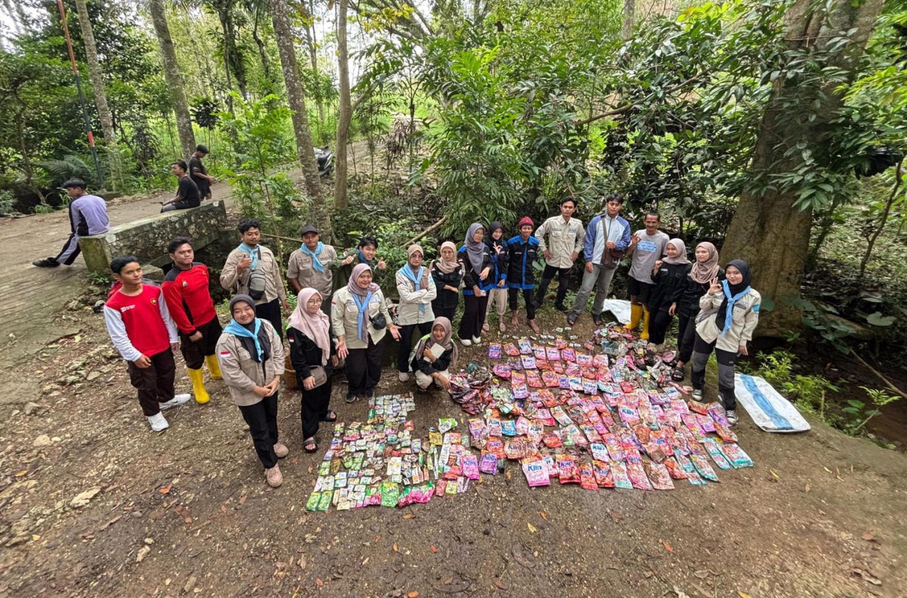 Pegiat lingkungan menunjukkan sampah plastik ketika aksi bersih-bersih dan brand audit di Mata Air Nguri, Tulungagung. (Foto: Ecoton for jatimnow.com)