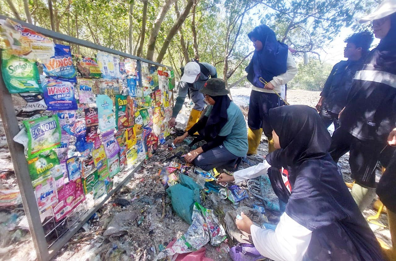 Komunitas River Warrior mengidentifikasi sampah plastik yang mencemari kawasan Mangrove Wonorejo, Surabaya. (Foto: Ali Masduki/jatimnow.com)