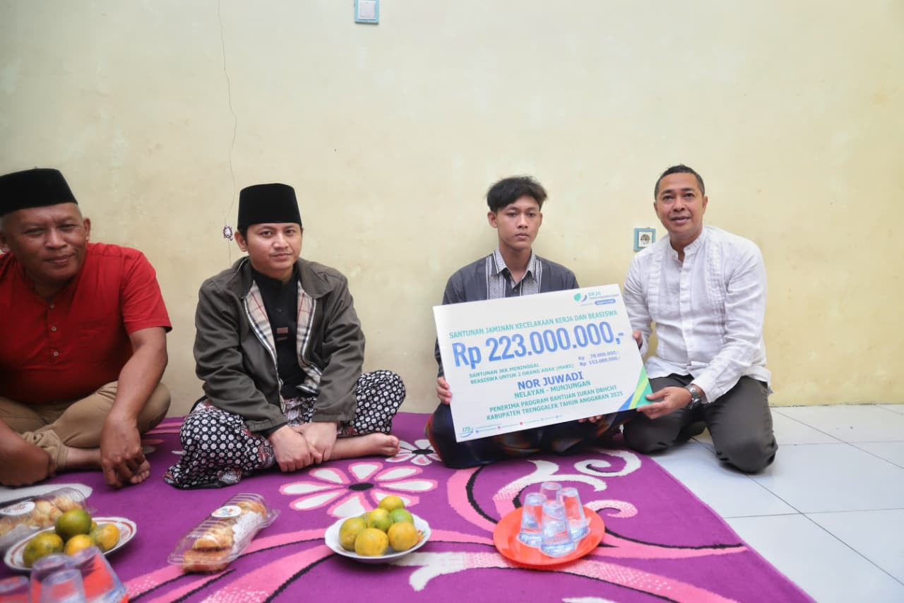 Foto: Bupati Trenggalek Mochamad Nur Arifin saat memberi santunan ke keluarga korban (Prokopim Trenggalek/jatimnow.com)