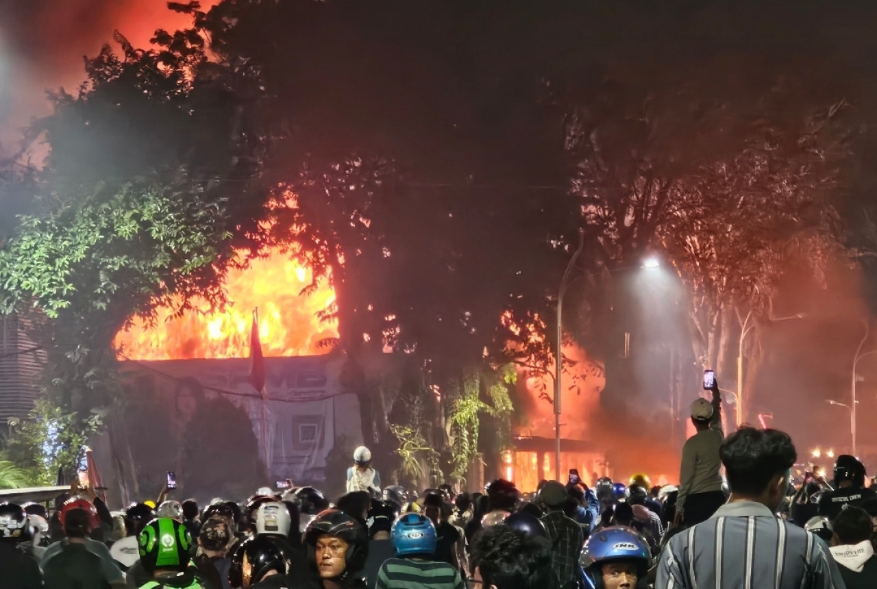 Demo ricuh di depan Gedung Negara Grahadi berujung penjarahan, hingga pembakaran (foto: Ni'am Kurniawan/jatimnow.com)