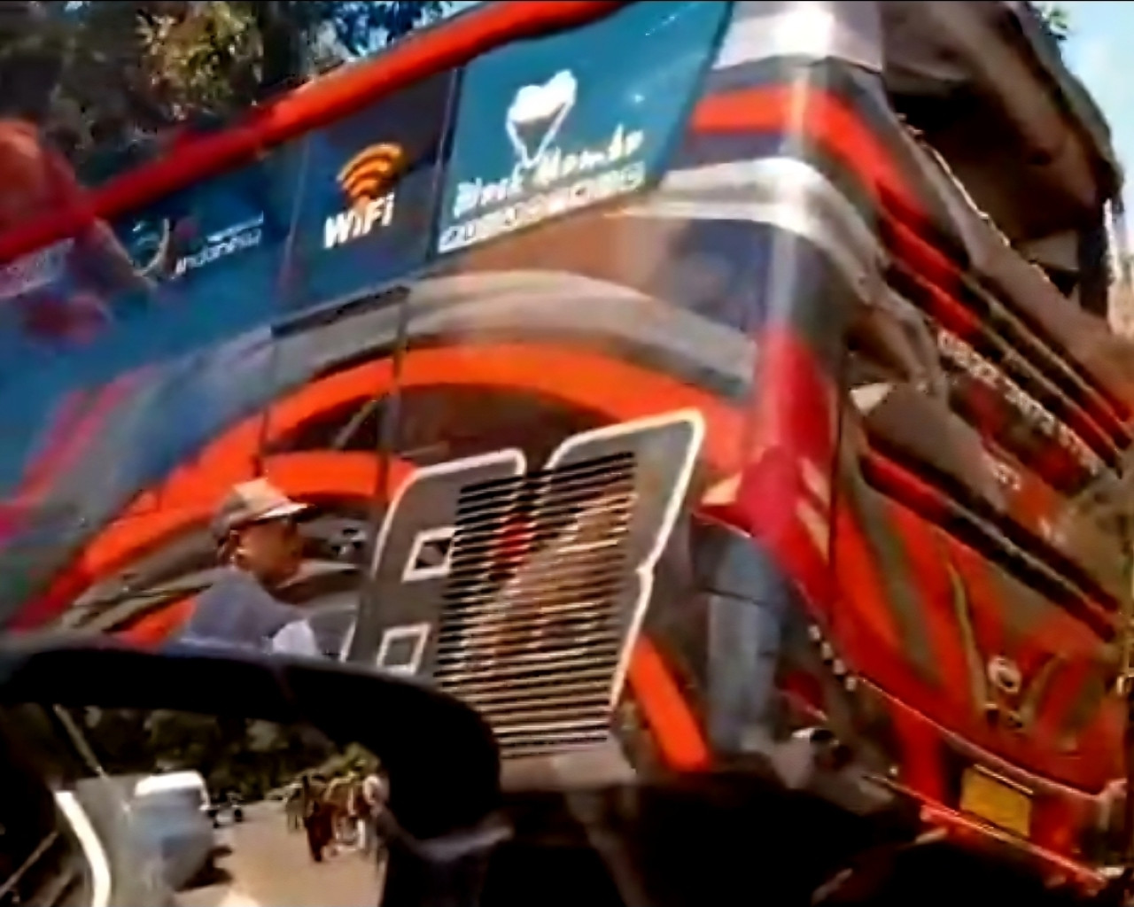 Kondisi bus rombongan asal Jember yang kecelakaan di Probolinggo (tangkapan layar)