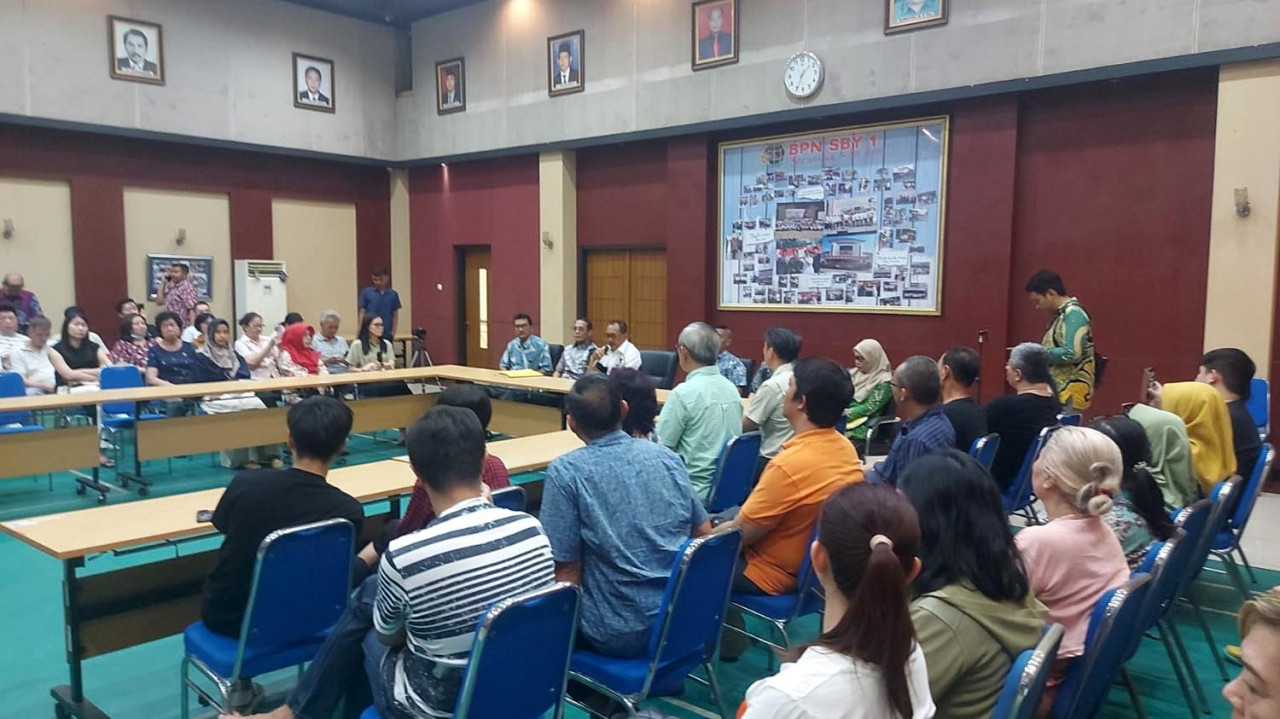 Wakil Wali Kota Surabaya, Armuji, langsung turun tangan mendampingi warga yang mengadukan persoalan ini ke DPRD Kota Surabaya. Kamis (18/9/2025). (Foto: Ali Masduki/JatimNow.com)