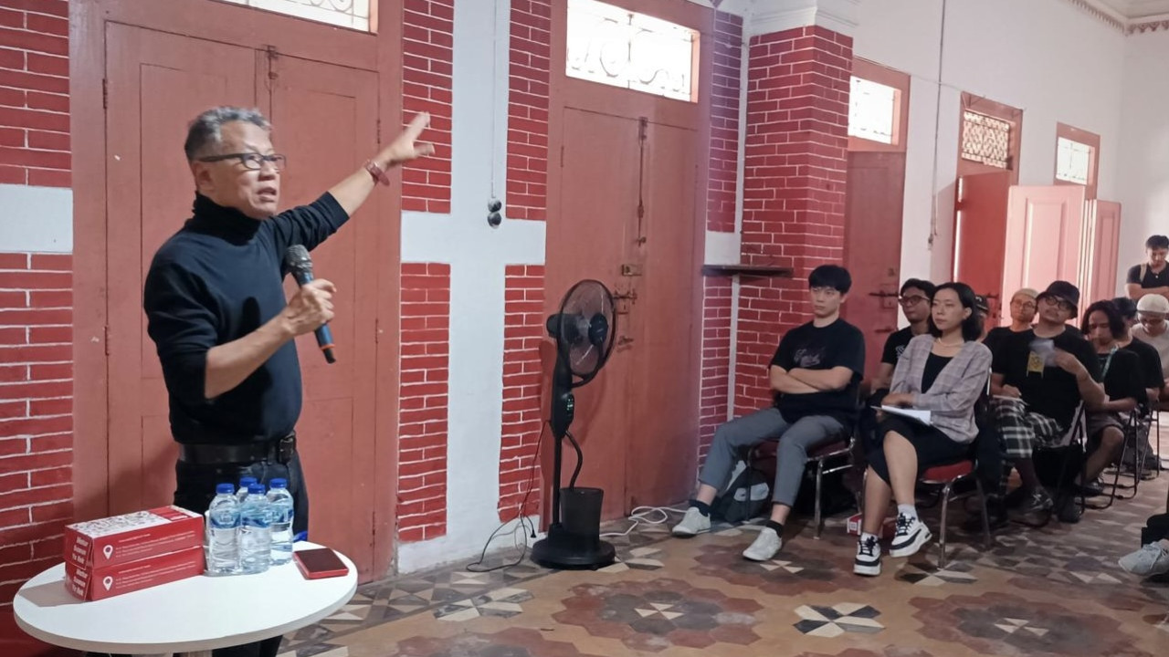 Nirwan Dewanto, kurator seni, di acara pembukaan Program Manajemen Talenta Nasional (MTN) Lab : Residensi di Kampung Kemasan, Gresik. (Foto: Sahlul Fahmi/jatimnow.com)