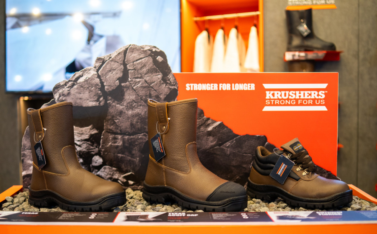 Jaminan kualitas pada sepatu pengaman menjadi krusial untuk melindungi kaki pekerja dari berbagai potensi bahaya. (Foto/jatimnow.com)