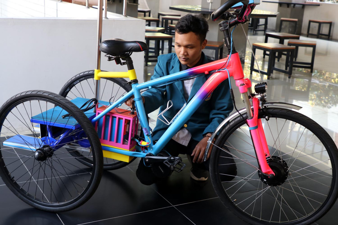 Mahasiswa Surabaya Ciptakan Sepeda Listrik Roda Tiga, Cocok untuk Lansia