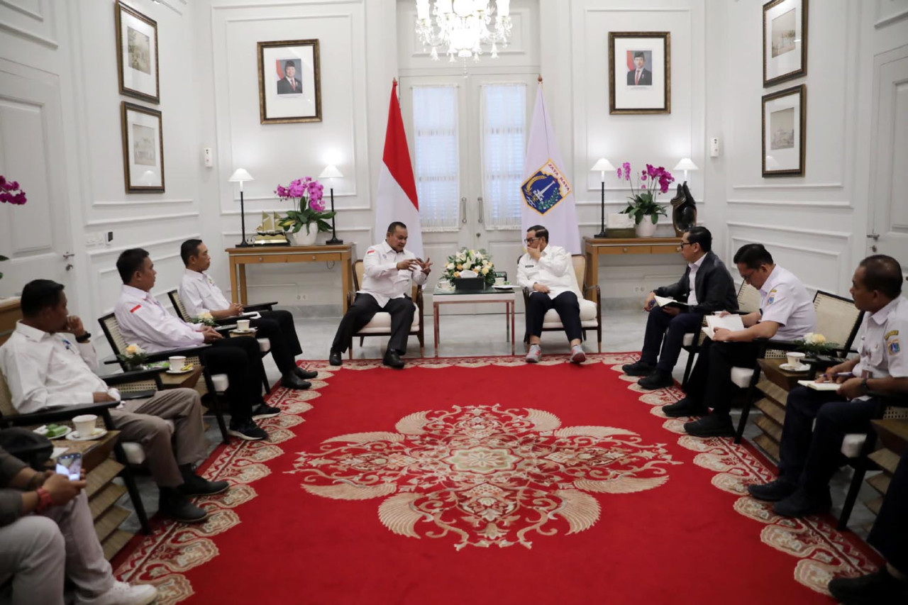 William Yani Wea, Ketua KSPSI AGN dan Winarso Ketua Pengda KSPI DKI Jakarta, bersama sejumlah pengurus saat bertemu Gubernur Pramono Anung untuk menyampaikan 6 isu utama buruh. (Foto/KSPI)