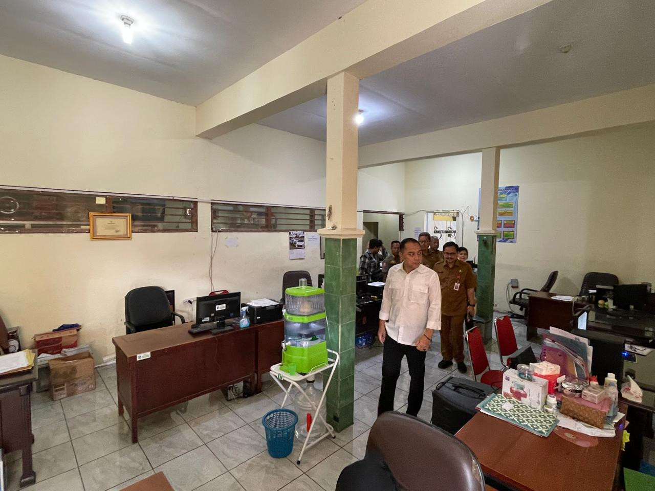 Wali Kota Surabaya Eri Cahyadi sidak Kantor Kelurahan Kebraon Surabaya (foto: Kominfo for jatimnow.com)