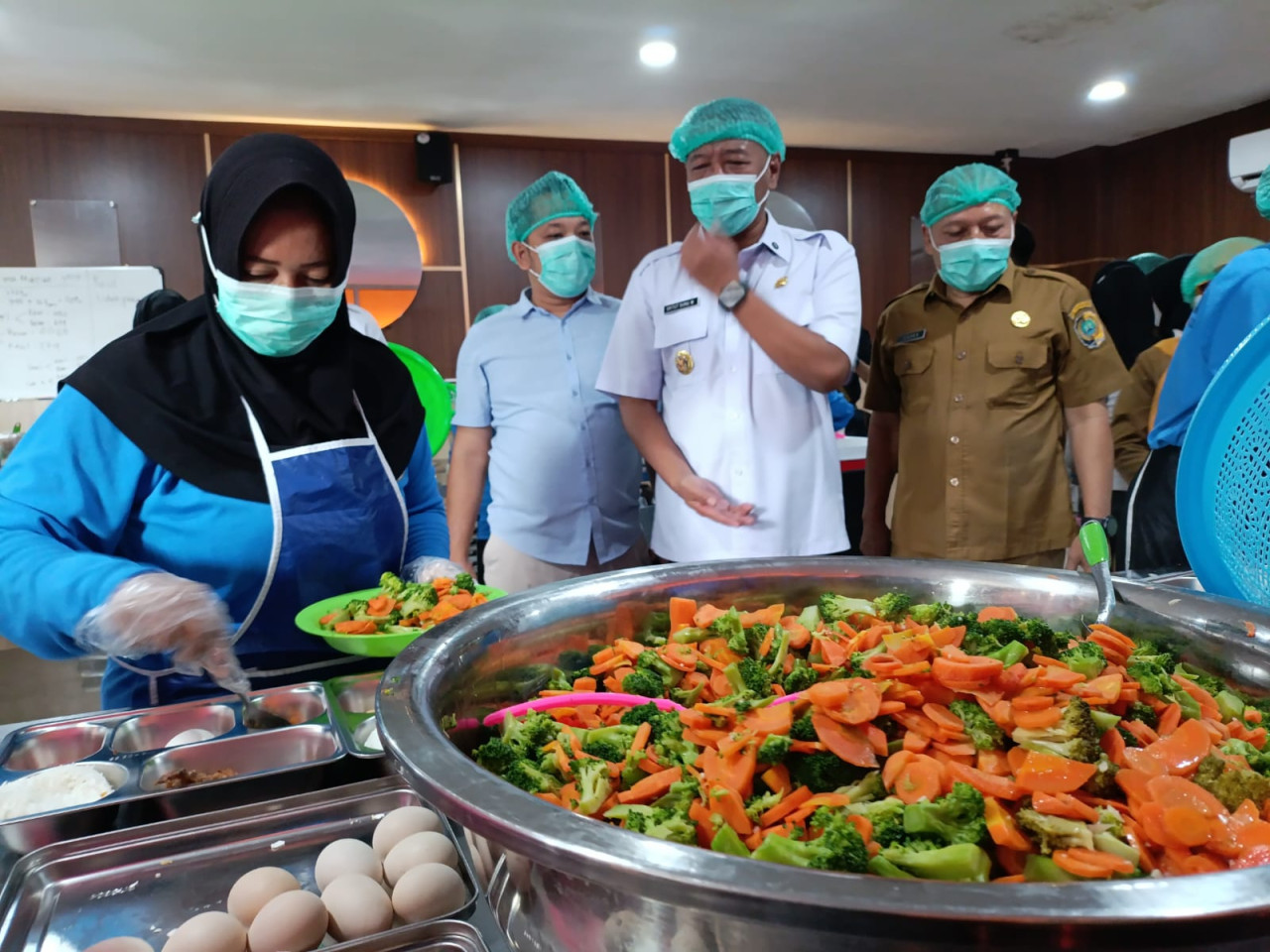 Foto: Bupati Tulungagung, Gatut Sunu Wibowo saat melakukan sidak di SPPG. (Bramanta/jatimnow.com)