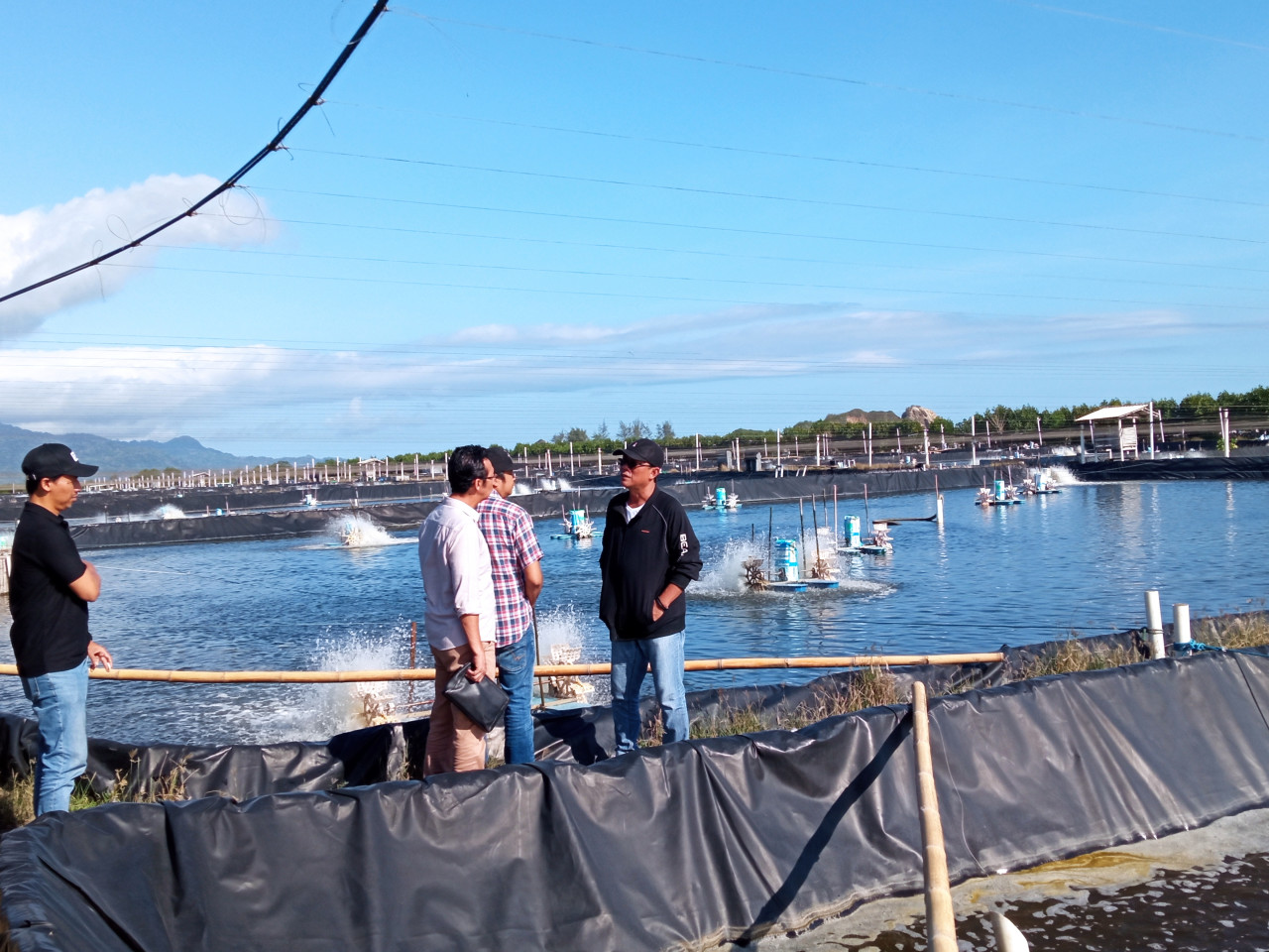 Foto : Pemasangan pipa penyedotan air laut oleh pihak tambak vaname (Sugianto/jatimnow.com)