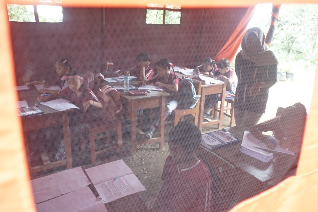 Foto: Siswa kelas 4 SDN Kradinan 2 Tulungagung belajar di dalam tenda (Bramanta/jatimnow.com)