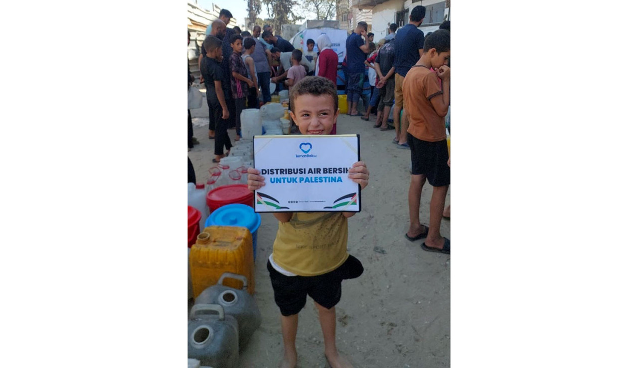 Lembaga kemanusiaan Teman Baik memberikan bantuan 10.000 liter air bersih kepada sekitar 1.000 pengungsi di Kamp Al Nasr, Gaza Utara. (Foto: Teman Baik for jatimnow.com)