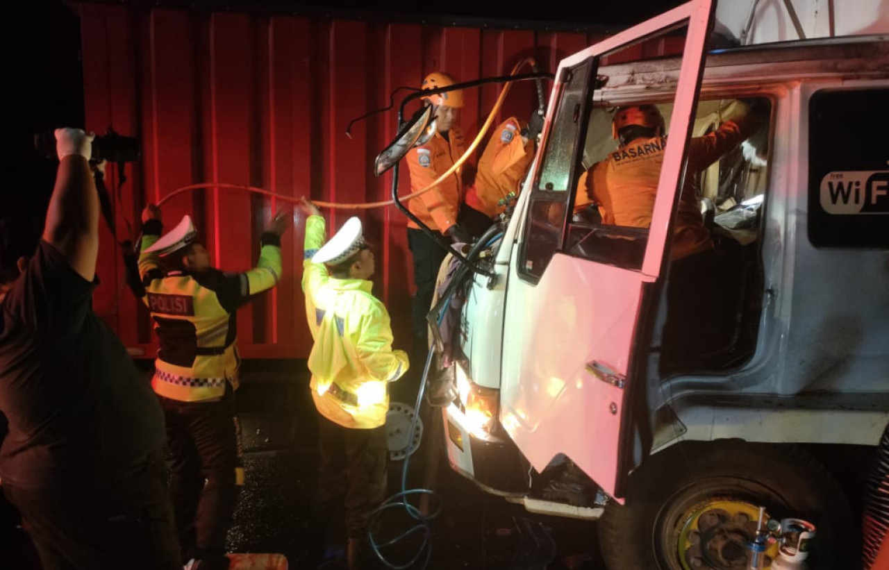 Dramatis! Sopir Truk Terjepit di Banyuwangi Berhasil Dievakuasi