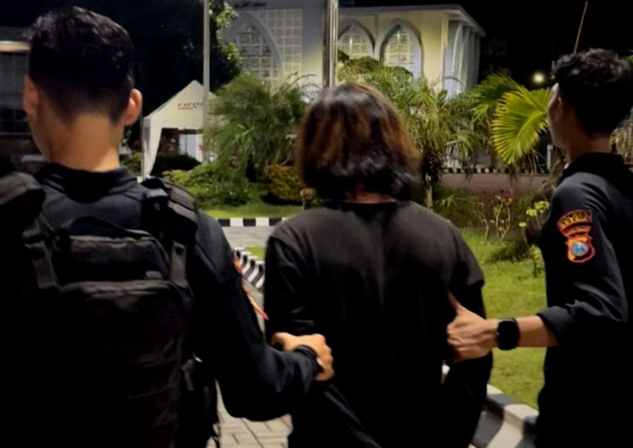 Kernet pelaku penusukan sopir (tengah) saat diamankan Satuan Raimas Kalamunyeng Polres Gresik di SPBU Bunder. (Foto: Humas Polres Gresik/jatimnow.com)