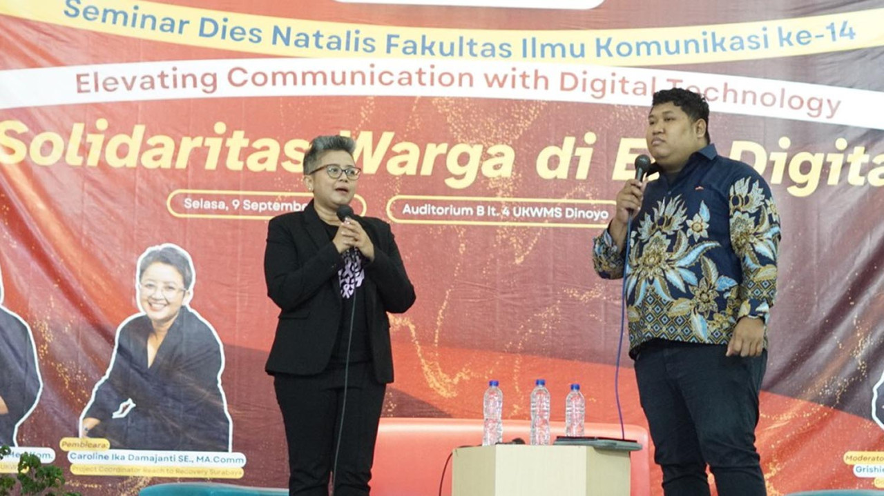 Project Manager Reach to Recovery, Caroline Ika (kiri) salah satu narasumber Studium Generale FIKOM UKWMS (Foto/dok. FIKOM UKWMS)