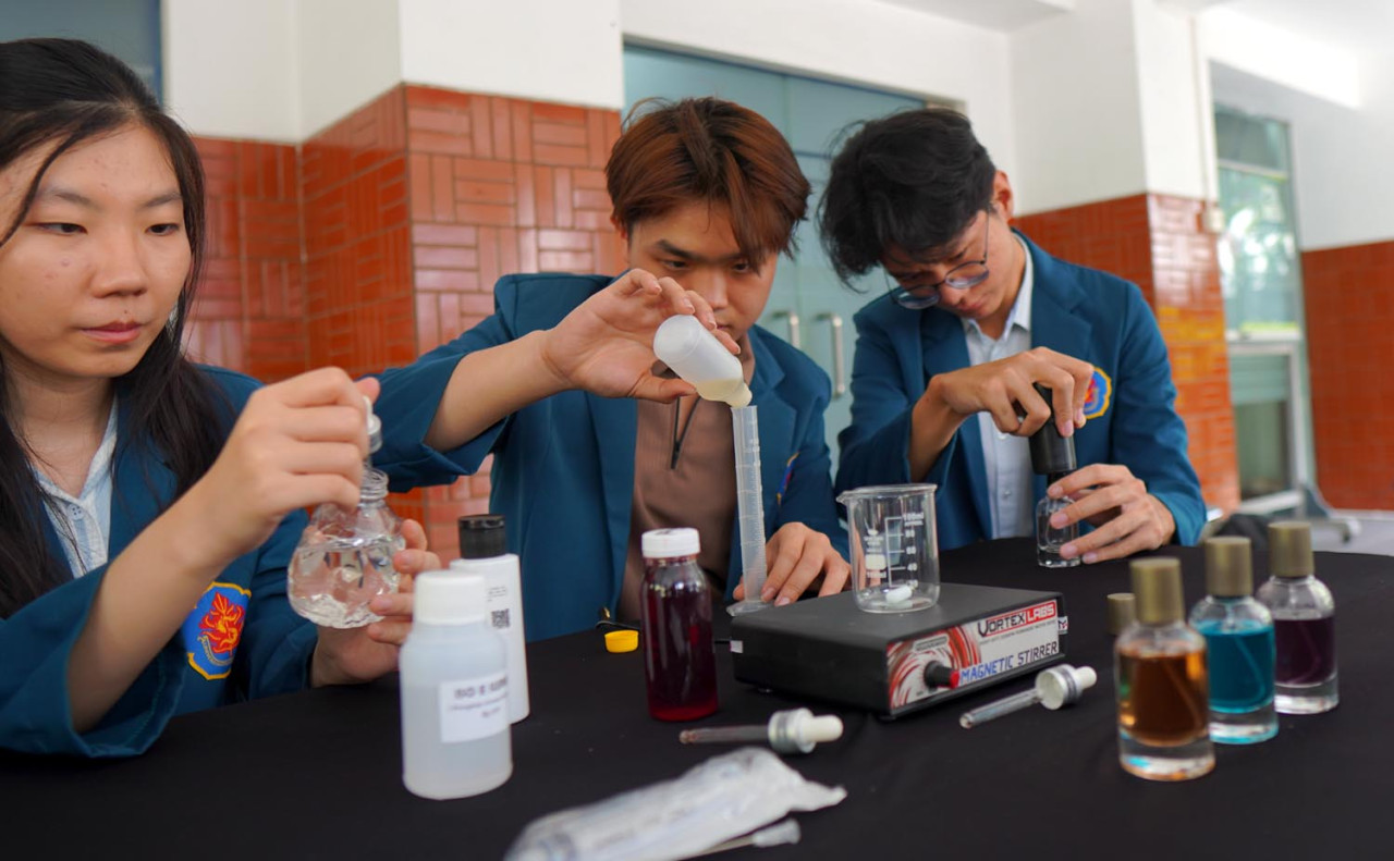 Mahasiswa Fakultas Teknik Universitas Surabaya mendemonstrasikan pembuatan parfum dari limbah buah. (Foto: Ali Masduki/jatimnow.com)