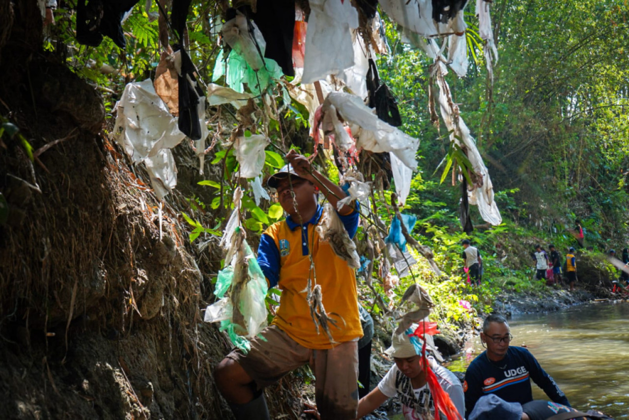 Aksi bersih-bersih Sungai Selokambang yang diprakarsai Komunitas Sarka Space bersama Ecoton dan berbagai elemen masyarakat. (Foto: Ecoton for JatimNow.com)