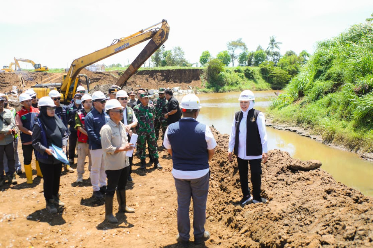 Gubernur Khofifah saat meninjau Spillway Sungai Tanggul Jember. (Foto: Zicha for jatimnow.com)