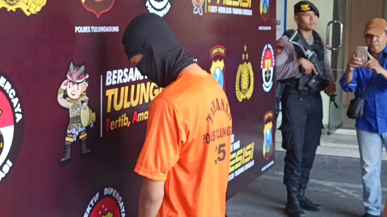 Foto: Tersangka penganiaya polisi di Tulungagung (Bramanta/jatimnow.com)