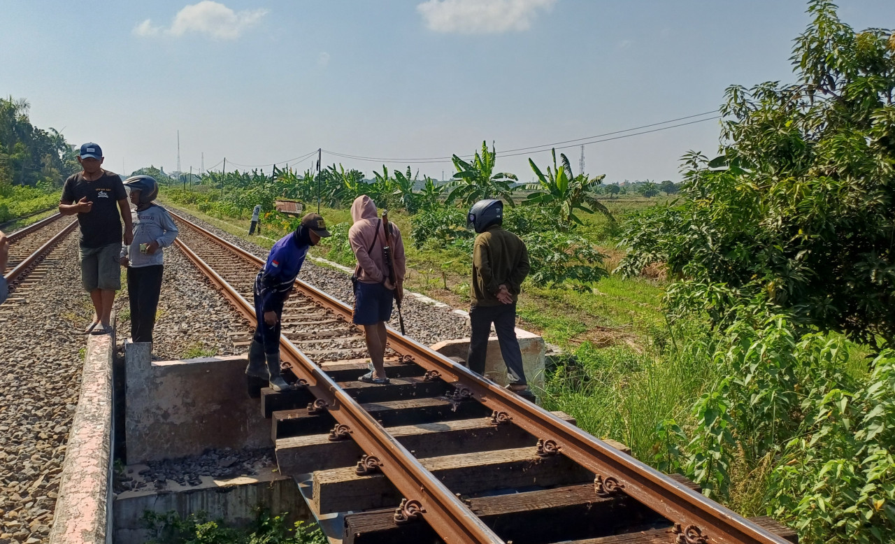 Foto: Sejumlah warga melihat titik awal kecelakaan KA tabrak petani Lamongan. (Adyad Ammy Iffansah/jatimnow.com)