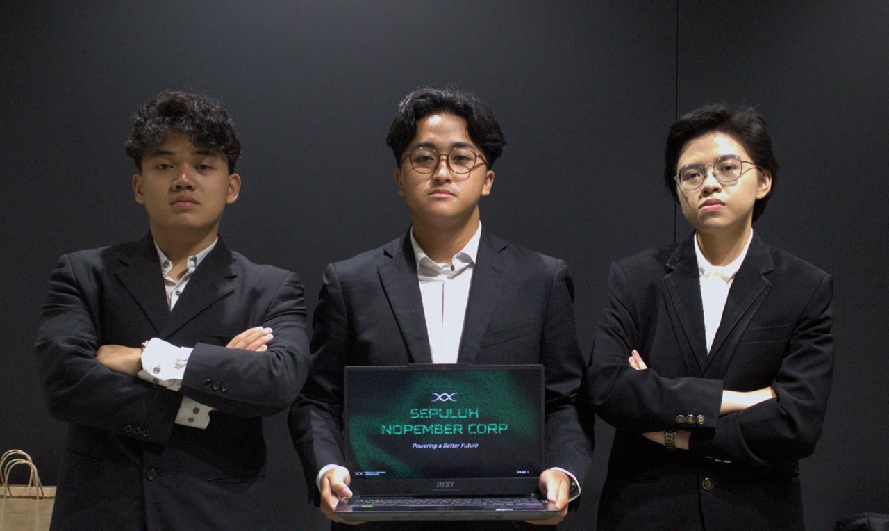 Moh Ardi Candra, Daffana Adiel Hadrian, dan Farah Zamir Salsabila dari Tim Anargya ITS yang berlaga di FSAE Japan 2025. (Foto/Humas ITS)