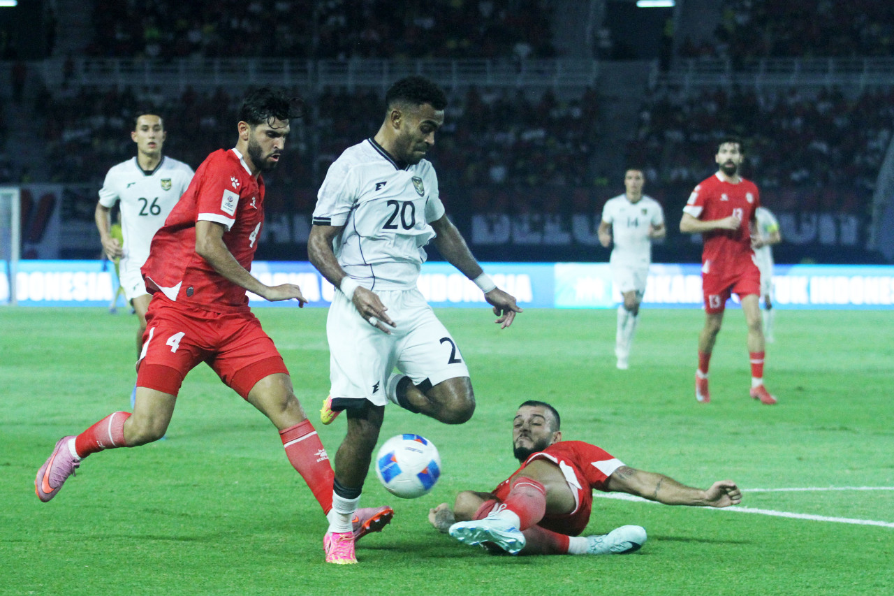Foto: Penyerang sayap Timnas Indonesia Yakob Sayuri mendapat hadangan berlapis pemain Lebanon saat pertandingan FIFA Matchday 2025 di Stadion Gelora Bung Tomo Surabaya. (Sahlul Fahmi/jatimnow.com)