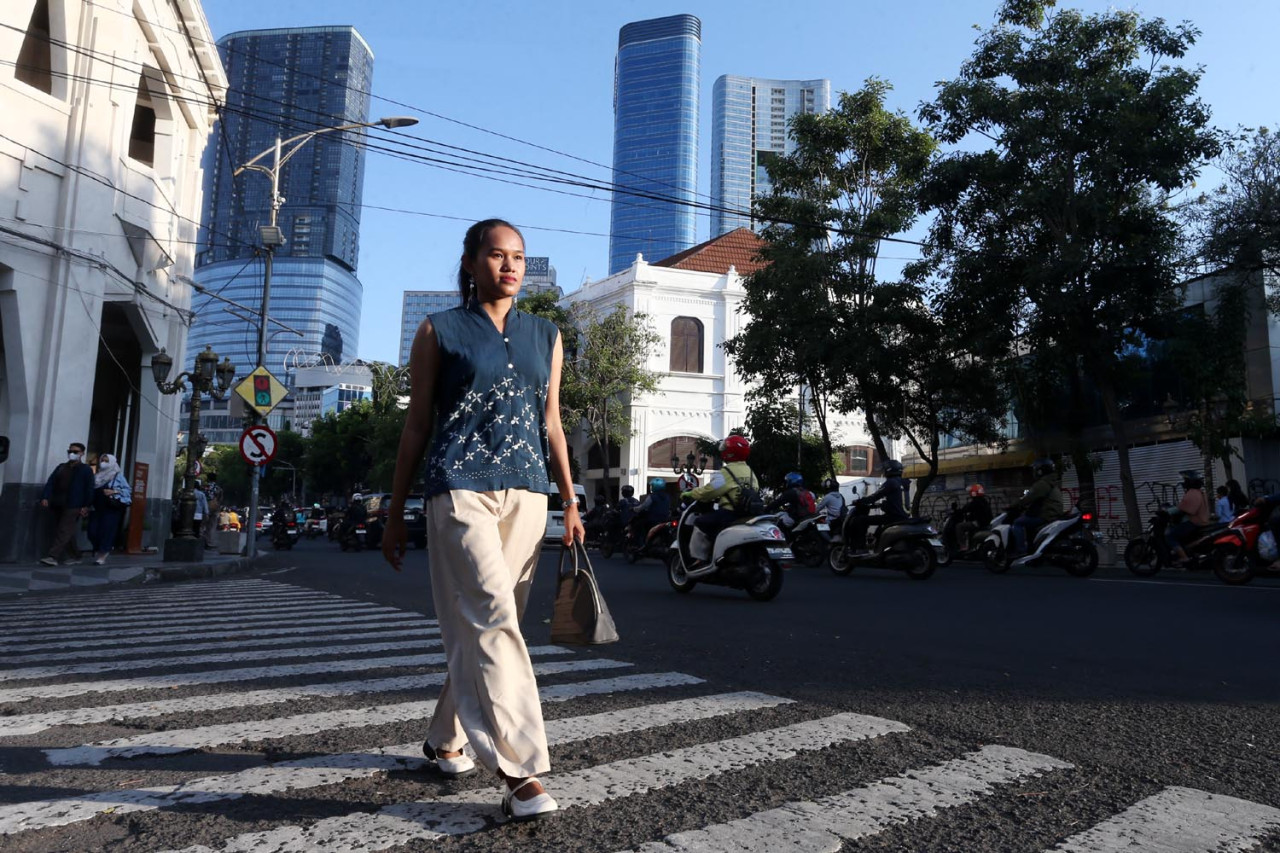 Model mengenakan Outer Kimono dengan motif PADI yang terinspirasi dari tanaman padi, salah satu komoditi andalan batik berasal. Busana didesain cocok untuk anak muda metropilitan yang sibuk bekerja.(Foto: Ali Masduki/JatimNow.com)