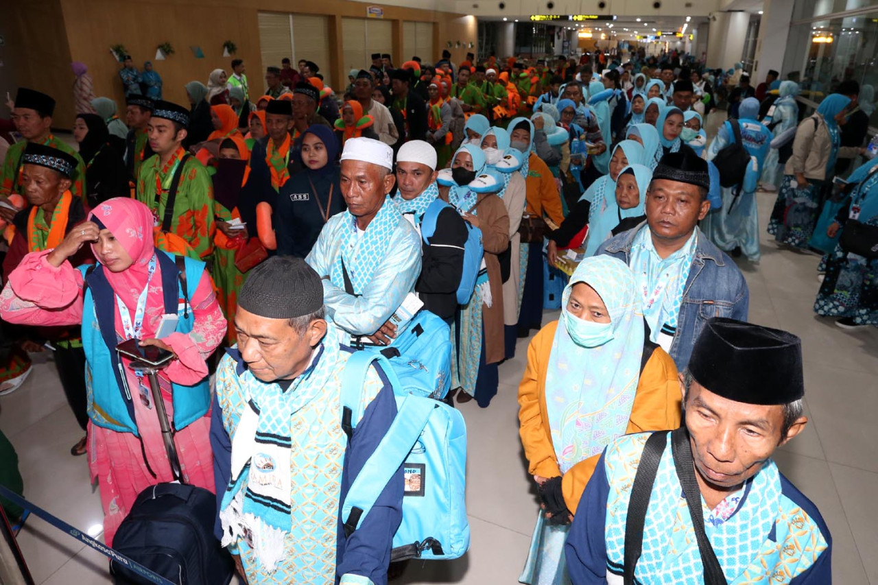 Jamaah umroh bersiap terbang ke tanah suci dari Bandar Udara Juanda, Surabaya, di Sidoarjo. (Foto: Ali Masduki/JatimNow.com)