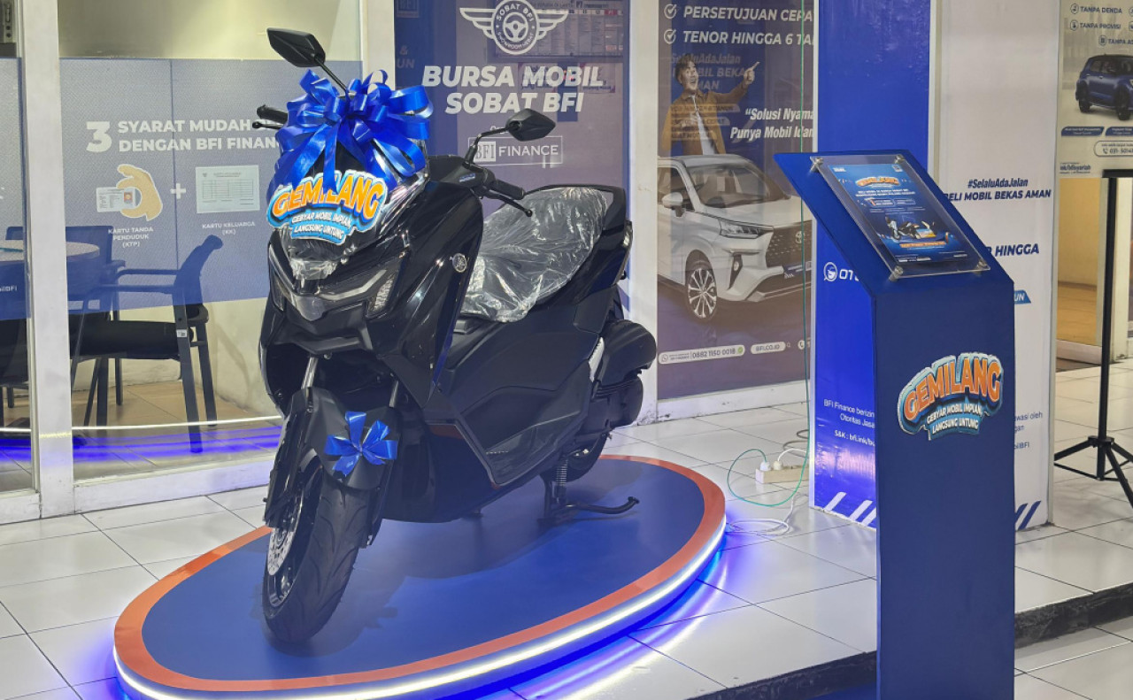 Konsumen berkesempatan memenangkan mobil baru dari Gebyar Undian Bulanan BG Junction 2025 dan motor baru dari Program Undian GEMILANG BFI Finance. (Foto: Ali Masduki/jatimnow.com)