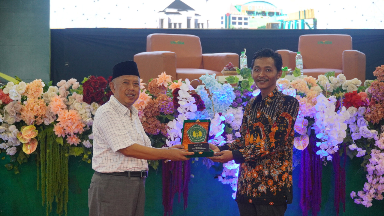 Rektor Unisda Lamongan, Muhammad Hafidh Nashrullah (kanan) saat membuka kuliah umum Dr. Imam Safe'i (kiri). (Foto : Adyad Ammy Iffansah/jatimnow.com)