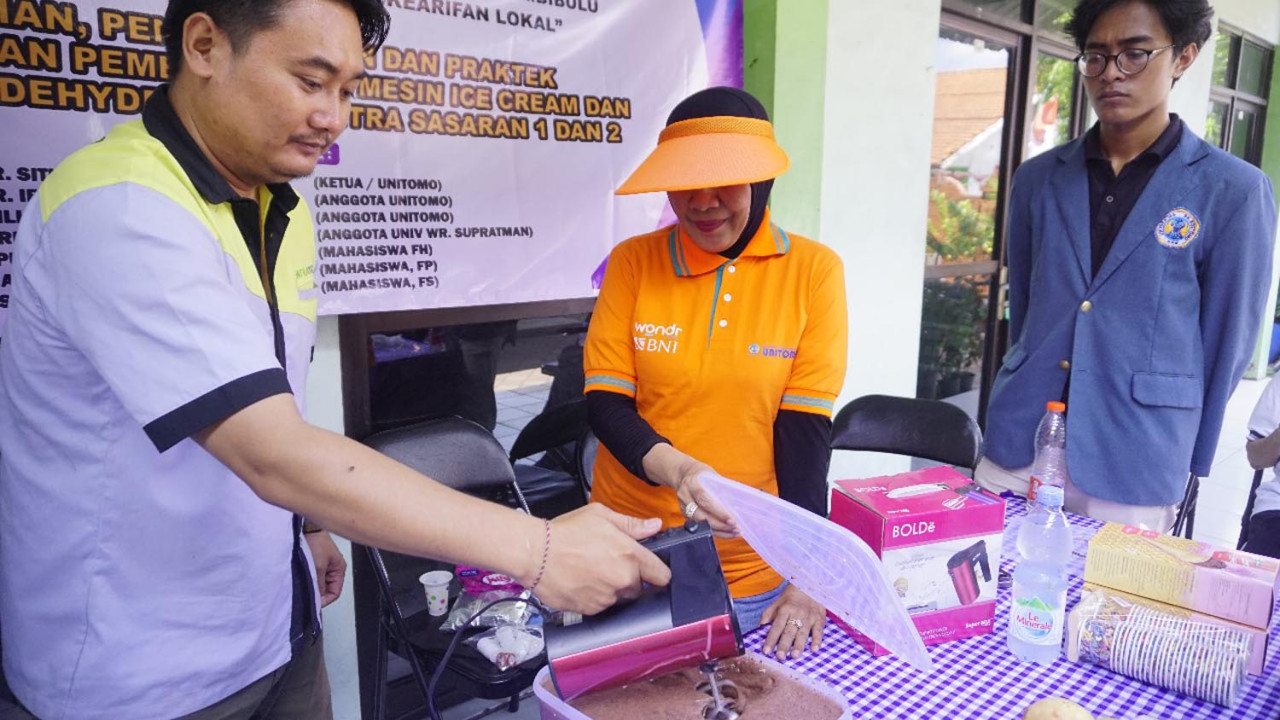 Prof. Siti Marwiyah ketika mendampingi pembuatan es krim dan keripik di Desa Sambibulu, Kecamatan Taman, Sidoarjo. (Foto/Humas Unitomo)