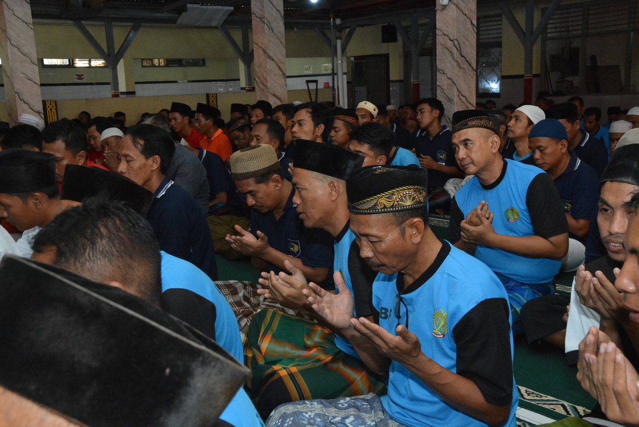 Foto: Suasana khidmat doa bersama warga binaan Lapas Kelas IIB Lamongan. (Lapas Lamongan for jatimnow.com)