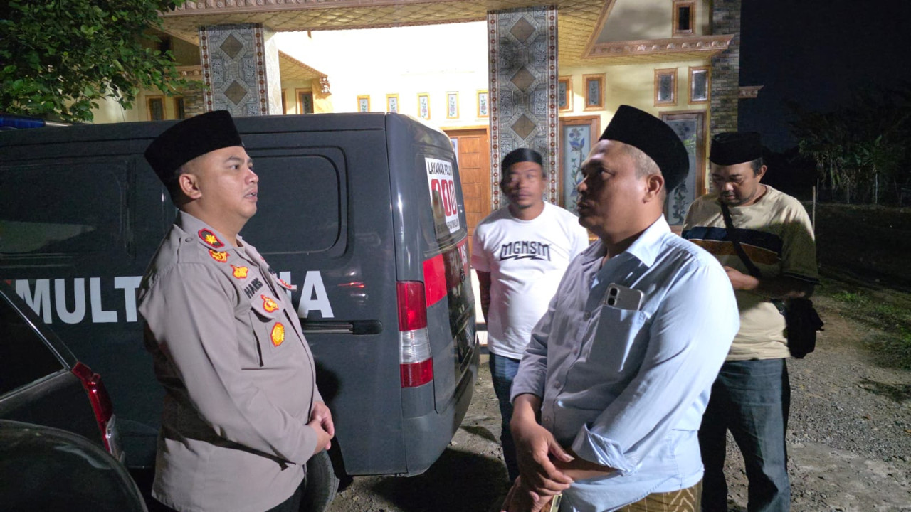 Wakapolres Probolinggpo Kompol Haris Darma Sucipto saat menyambangi rumah duka. (Foto: Polres Probolinggo/jatimnow.com)