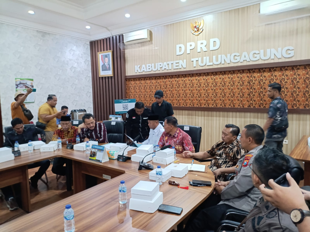 Foto: Bupati Tulungagung Gatut Sunu Wibowo saat mengikuti audiensi bersama warga (Bramanta/jatimnow.com)