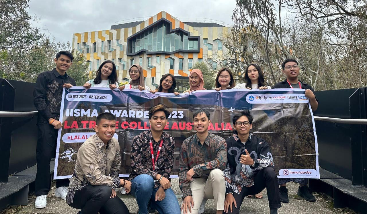 Jasmine Angelia Suriawan (tiga dari kanan atas) saat bersama teman-teman pertukaran mahasiswa dari Indonesia yang menempuh pendidikan di La Trobe of College Australia. (Foto/Dok Pribadi).