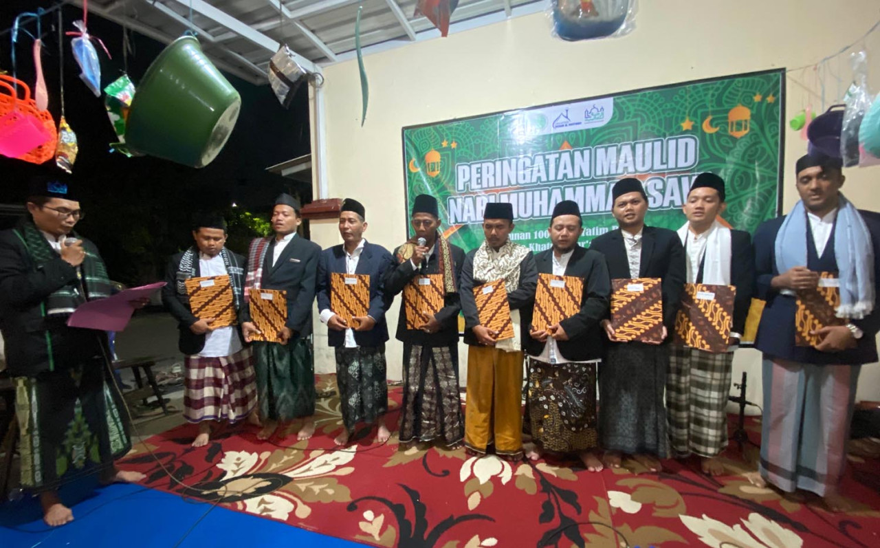 Wisuda Dai dan Santunan 100 Yatim Meriahkan Maulid Nabi di Sukolilo