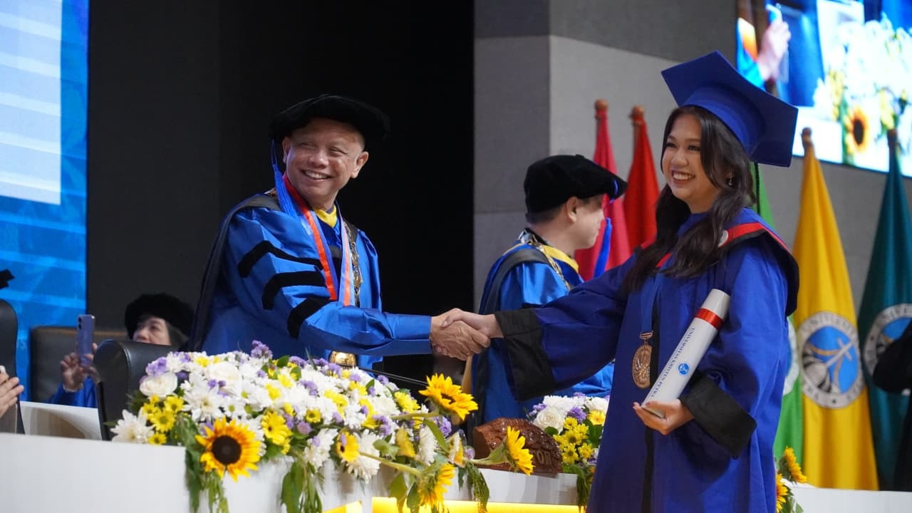 Rektor Petra Christian University, Prof. Djwantoro Hardjito, memberi selamat kepada salah satu wisudawan. (Foto/Humas PCU)