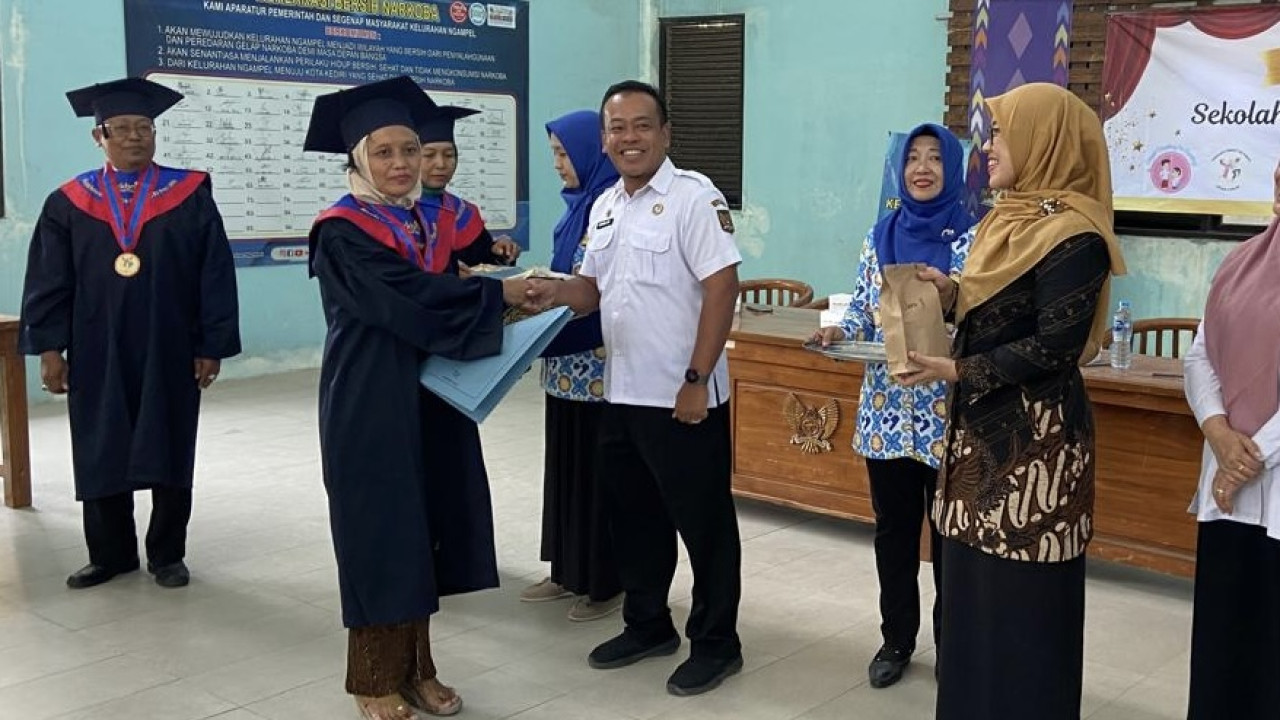 Wisuda ibu-ibu Sekolah Orang Tua Hebat 2. (Foto: Yanuar Dedy/jatimnow.com)