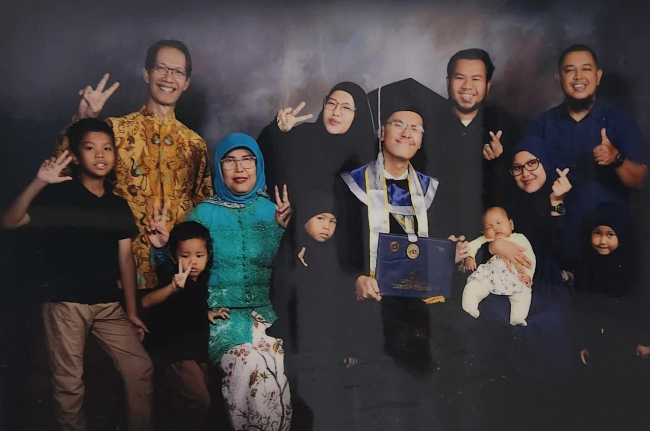 Wisudawan Tertua ITS, Dr Dra Wiwik Dahani MT (berkebaya hijau) dan suami bersama anak dan cucu dalam wisuda salah satu anaknya. (Foto/Humas ITS)