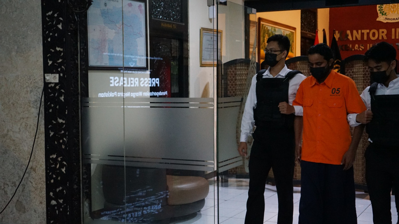 Foto: WNA asal Pakistan yang diamankan Imigrasi Blitar (Kantor Imigrasi Blitar/jatimnow.com)