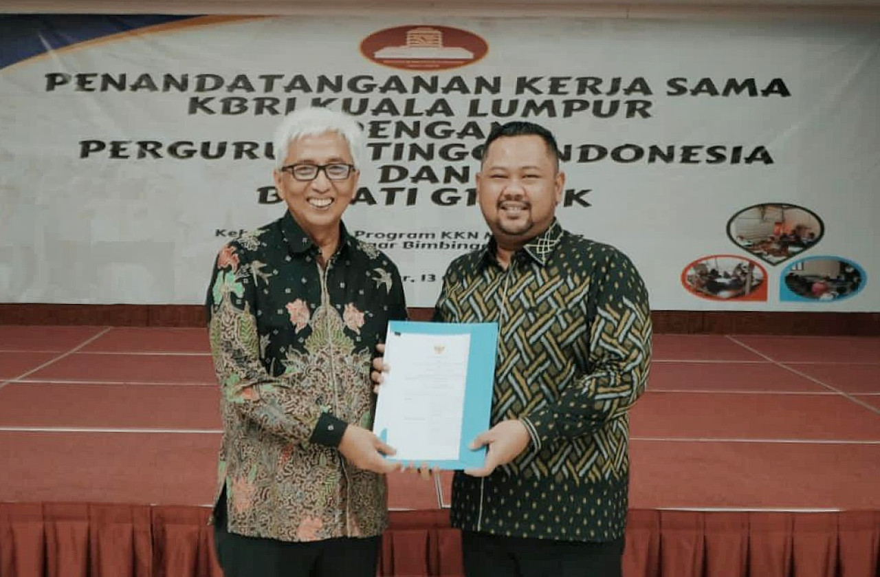 Yani (kanan) dan Dubes Hermono (kiri) di Kuala Lumpur, Malaysia (foto: Kominfo Gresik for jatimnow.com)