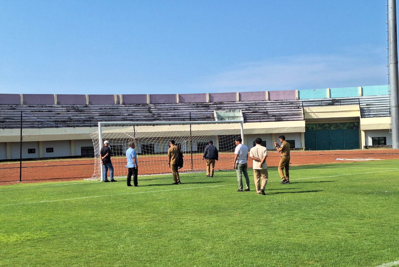 Foto: Kondisi terkini Stadion TSC setelah mendapat perbaikan pasca insiden kericuhan supporter. ( Adyad Ammy Iffansah/jatimnow.com)