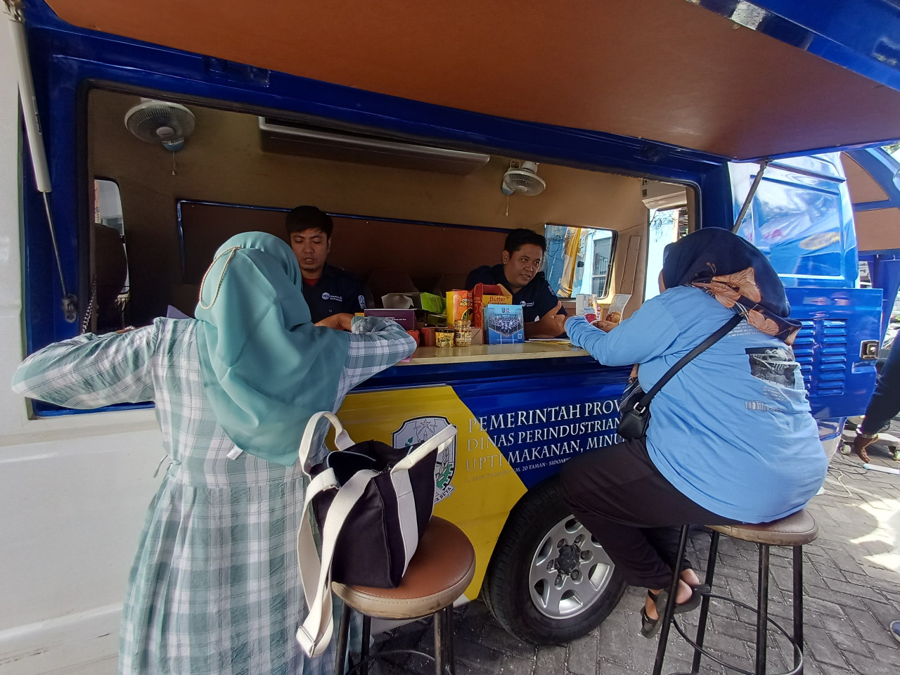 Foto: Pelaku UMKM Lamongan saat memanfaatkan fasilitasi desain kemasan. (Adyad Ammy Iffansah/jatimnow.com)