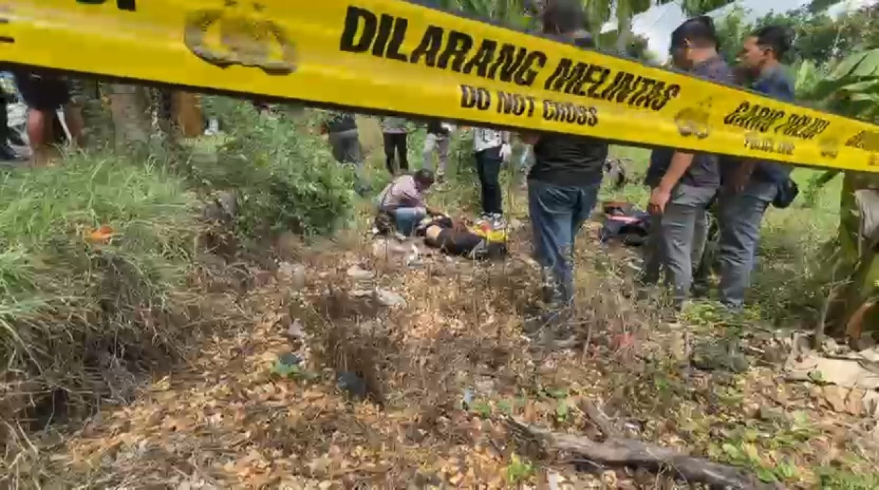 Foto: Evakuasi mayat tanpa identitas di parit jalan nasional Lamongan - Babat. (Adyad Ammy Iffansah/jatimnow.com)