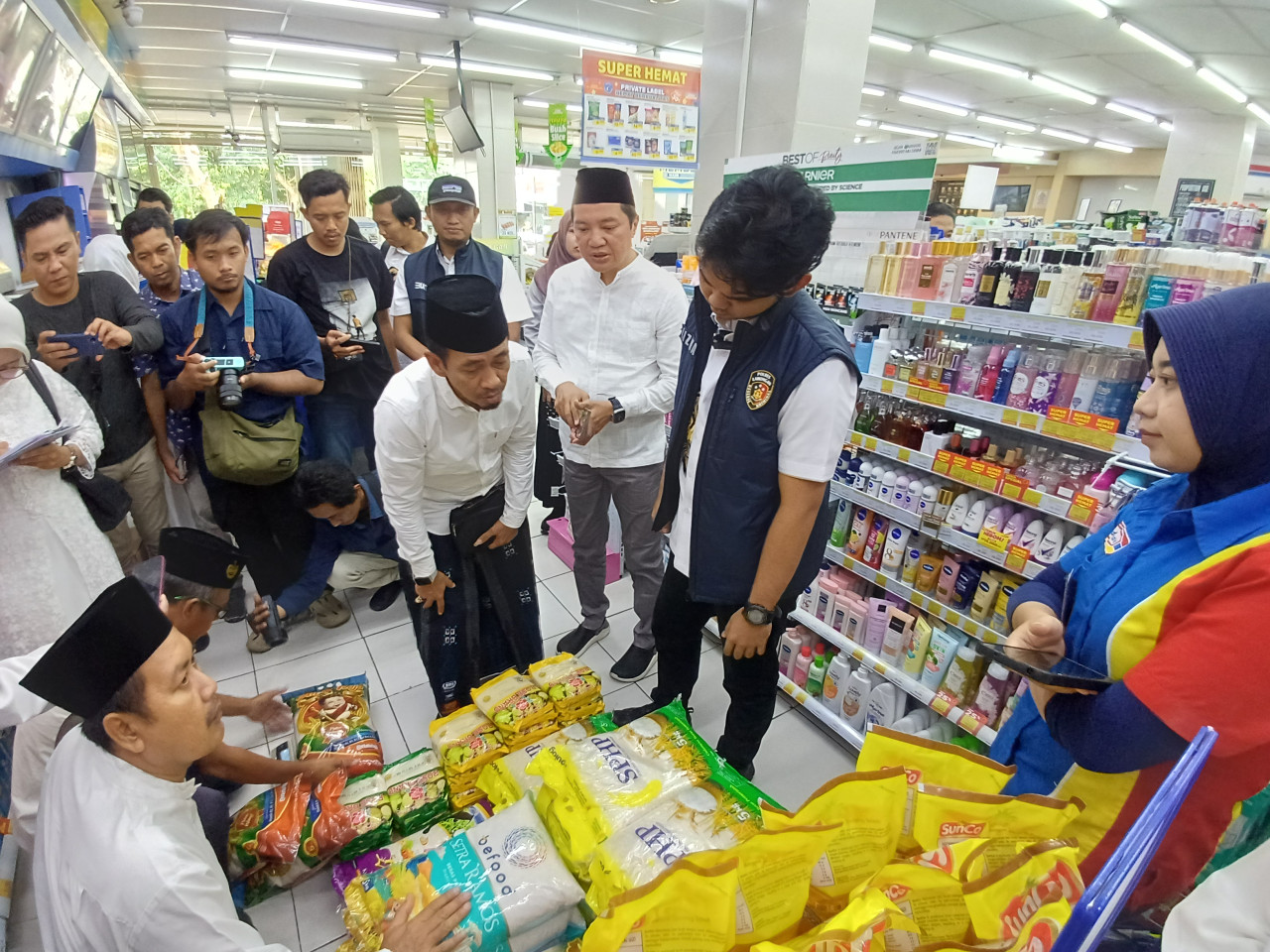 Foto: Sidak Satgas Pengendalian Harga Beras Lamongan di Toko Ritail Modern. (Adyad Ammy Iffamsah/jatimnow.com)