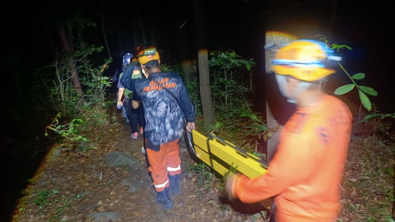 Evakuasi pendaki tersesat di Bukit Klotok. (Foto: BPBD Kota Kediri/jatimnow.com)