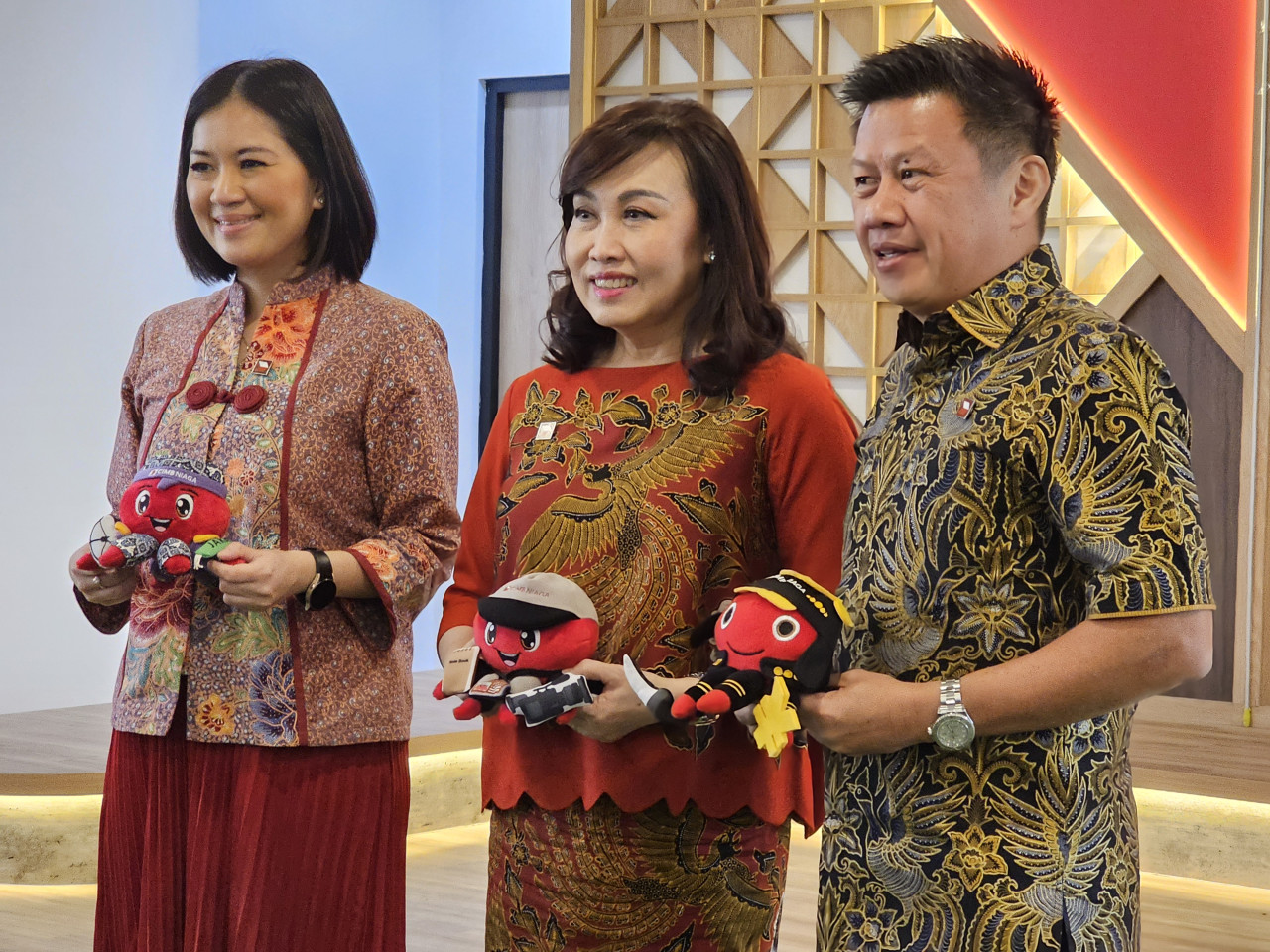 Head of Region Jawa Timur CIMB Niaga Rhena OctariaRhena (kiri), Presiden Direktur CIMB Niaga Lani Darmawan (tengah), dan Chief of Network & Digital Banking CIMB Niaga Budiman Tanjung (kanan) (foto: Ni'am Kurniawan/jatimnow.com)