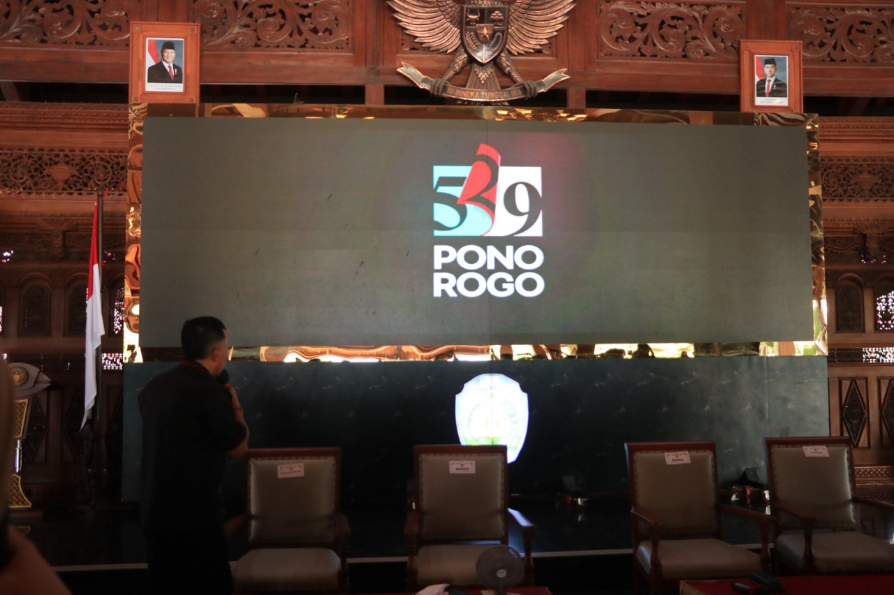 Bupati Ponorogo Sugiri Sancoko saat meluncurkan tema dan logo Hari Jadi Ponorogo ke-529 bertajuk “Kidung Aruna Kinanti” di Pendopo Agung Pemkab Ponorogo, Jumat (1/8/2025) sore. Tema tersebut bermakna doa dan kolaborasi untuk Ponorogo yang lebih hebat. (Fo