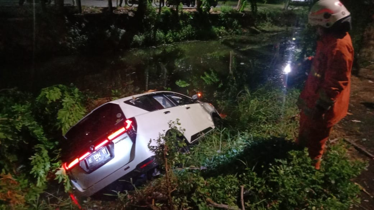 Innova Terperosok ke Sungai di Medokan Sawah, Diduga Sopir Mengantuk