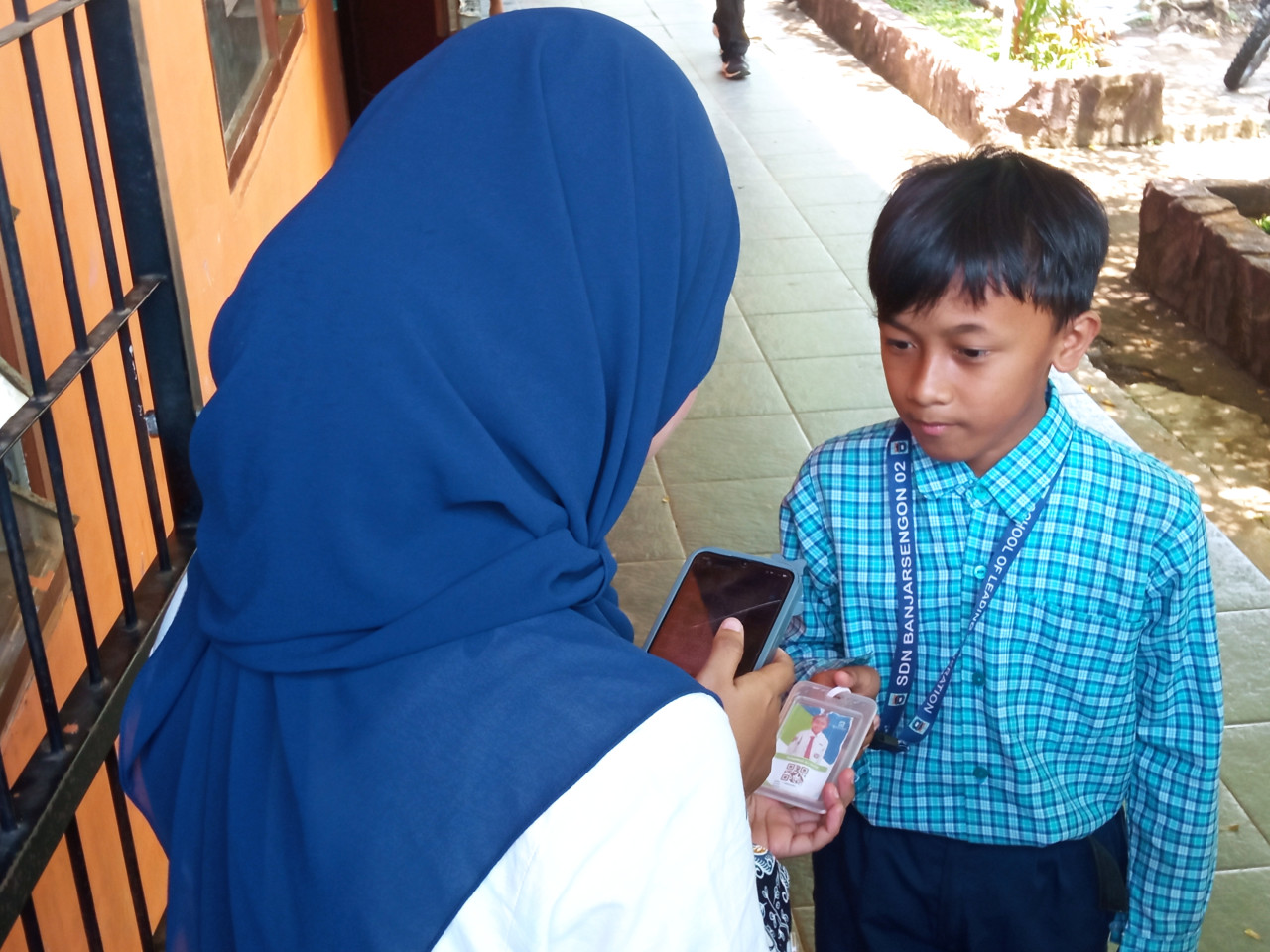 Foto: Murid SDN Banjarsengon 2 lakukan absen digital (Sugianto/jatimnow.com)