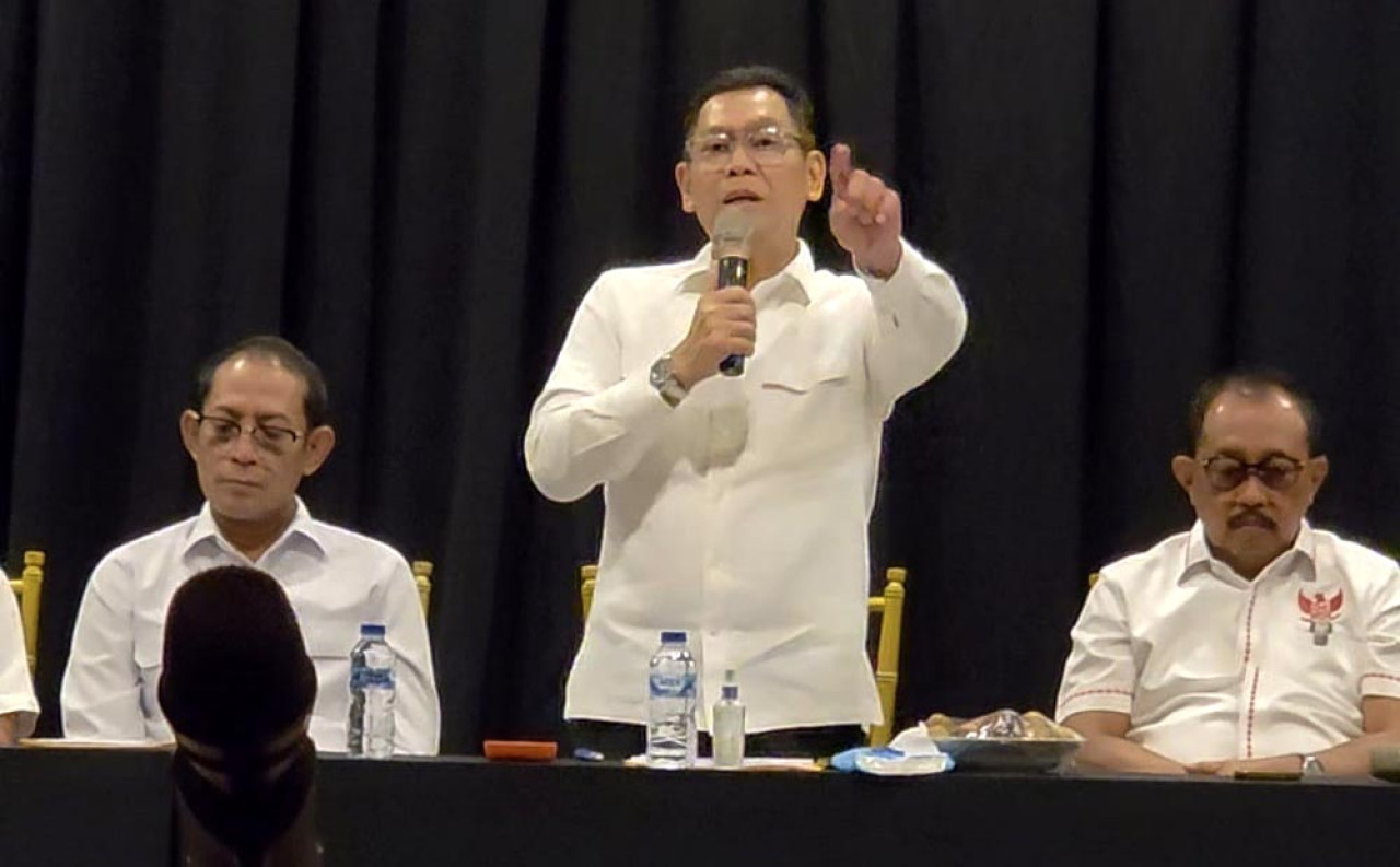 Anggota DPR RI, Adies Kadir, turun langsung untuk mendengarkan aspirasi warga dalam forum terbuka yang digelar di Gedung Srijaya, Rabu (15/10/2025). (Foto: Ali Masduki/jatimnow.com)